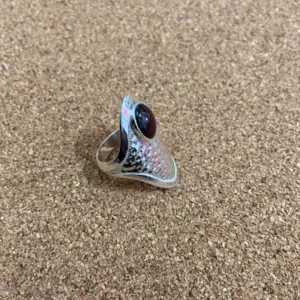 Bague Touareg Femme en Argent Massif – Martelée avec Pierre Grenat