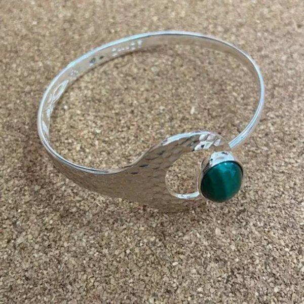 Bracelet touareg rigide en argent massif 925, fait main avec ou sans pierre naturelle (malachite ou améthyste). Gravure traditionnelle ou finition martelée.