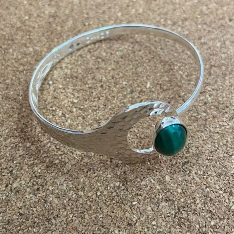 Bracelet touareg rigide en argent massif 925, fait main avec ou sans pierre naturelle (malachite ou améthyste). Gravure traditionnelle ou finition martelée.